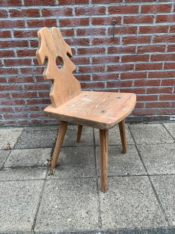 Vintage Design Tiroler stoel uit Oostenrijk beschikbaar voor biedingen