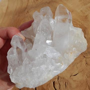 Helder Bergkristal cluster. beschikbaar voor biedingen