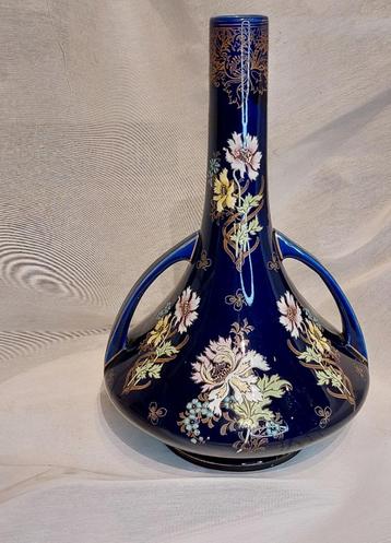 Kobalt blauwe vaas met bloemmotieven gemerkt BFK handvaten beschikbaar voor biedingen