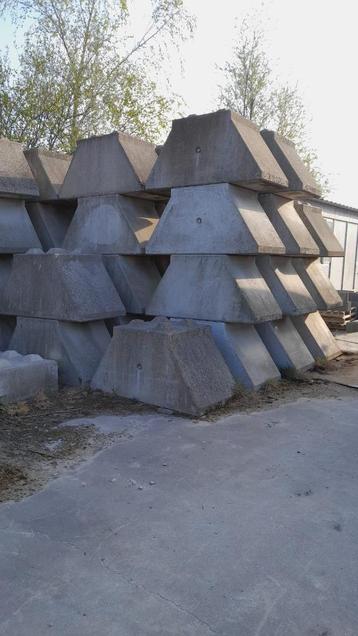 Betonblokken/verloopblokken 160x80/40x80 beschikbaar voor biedingen