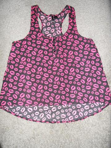 Sportieve top, maat XS, zwart met rode/roze lippen beschikbaar voor biedingen