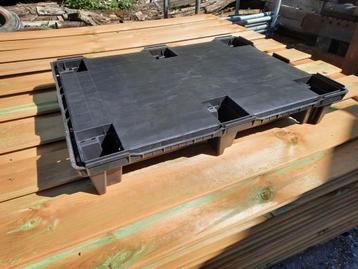 Kunststof pallets circa 300 stuks beschikbaar voor biedingen