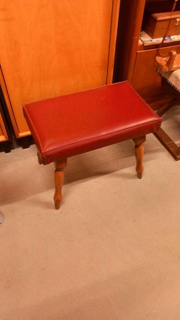 Vintage Houten Krukje met Rode Zitting beschikbaar voor biedingen
