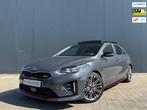 Kia Ceed 1.6 T-GDi GT *204 pk-Pano*1e eig*kia gar., Auto's, Gebruikt, Zwart, 4 cilinders, Bedrijf