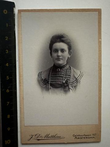 Portret jonge vrouw, JD Matthieu Amsterdam beschikbaar voor biedingen