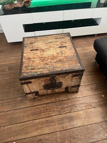 Oude houten kist / salontafel industrieel vintage beschikbaar voor biedingen