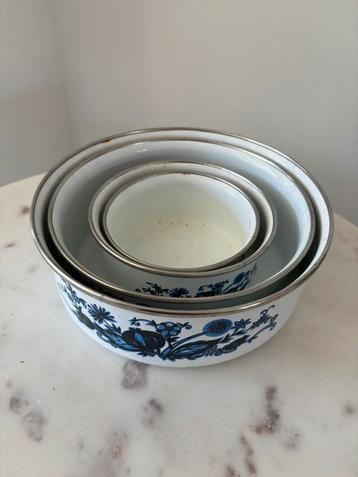 Set vintage emaille mengkommen met blauw bloemendessin beschikbaar voor biedingen