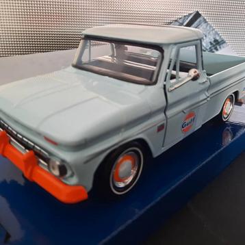 Chevy C10 Fleetside Pick-up 1966 Gulf Livery Schaal 1:24  beschikbaar voor biedingen