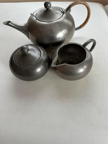 Tinnen setje beschikbaar voor biedingen