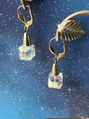 Leuke blokjes oorbellen, kubus beschikbaar voor biedingen