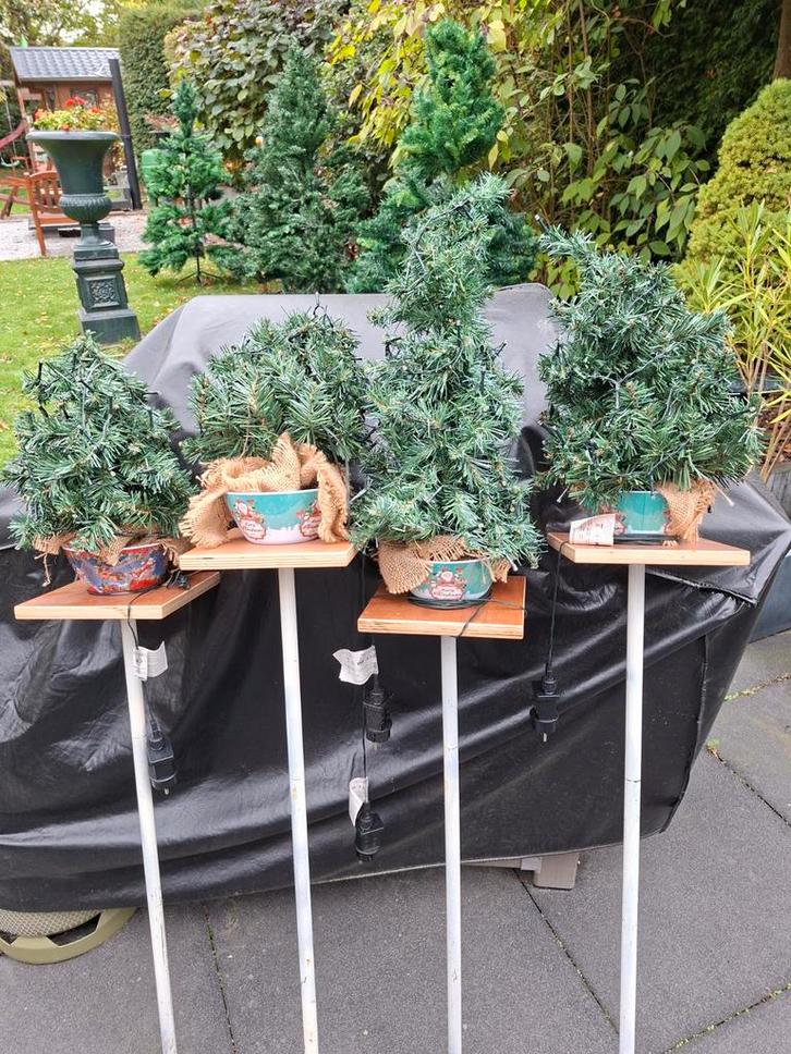 10 kleine kerstbomen met verlichting en statieven., Diversen, Kerst, Ophalen