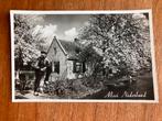 Mooi Nederland. Boer op bruggetje bij huis aan het water., Verzamelen, Ansichtkaarten | Nederland, Ophalen of Verzenden, 1920 tot 1940