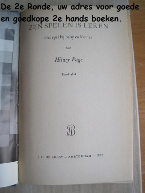 1048 - Zijn spelen is leren - Hilary Page, Boeken, Overige Boeken, Zo goed als nieuw, Ophalen of Verzenden