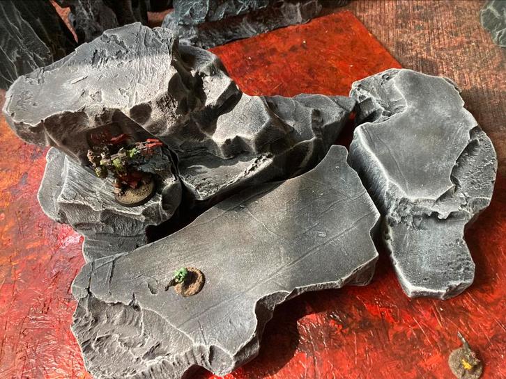 5x platte grijze battle hills dnd scenery rotsen terrein, Hobby en Vrije tijd, Wargaming, Zo goed als nieuw, Overige soorten, Toebehoren