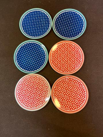 6 kunststof borden (26,5cm) blauw en roze beschikbaar voor biedingen