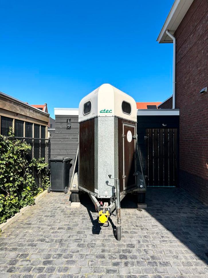 Atec 1,5 paards paardentrailer, nieuwe bodem, Dieren en Toebehoren, Paarden en Pony's | Trailers en Aanhangwagens, Gebruikt, Hout