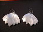 Een paar mooie Lange Zilveren Oorbellen met Wite Parelmoer, Verzenden, Zilver, Oorbellen