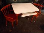 Vintage formica kindertafel met lade en 2 houten stoeltjes, Kinderen en Baby's, Kinderkamer | Tafels en Stoelen, Ophalen, Zo goed als nieuw