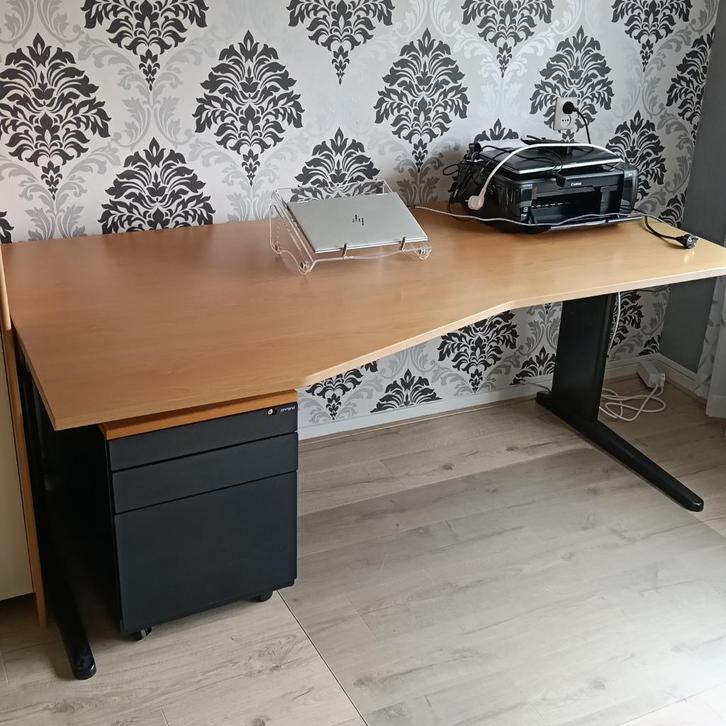Ahrend verstelbare bureau, Huis en Inrichting, Bureaus, Zo goed als nieuw, Bureau, In hoogte verstelbaar, Ophalen