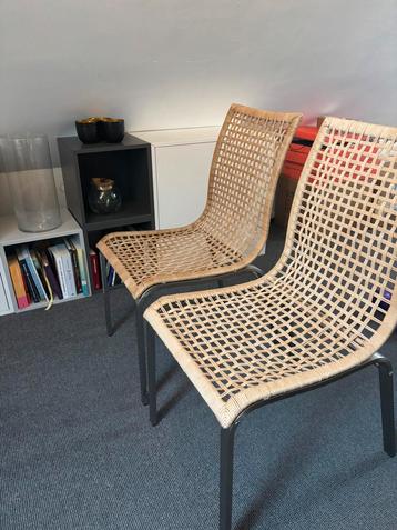 Twee eetkamerstoelen rotan/gevlochten met RVS onderstel beschikbaar voor biedingen