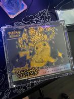 Surging Sparks Pokemon Center Elite Trainer Box met Acryl, Ophalen of Verzenden, Nieuw, Boosterbox