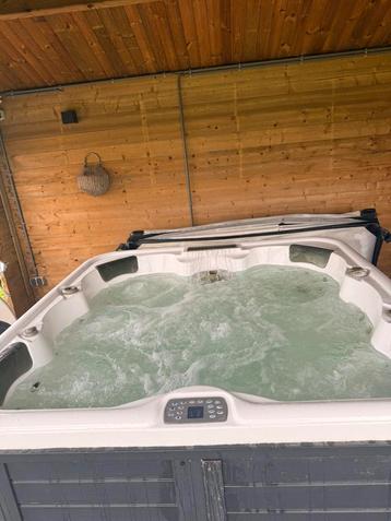 6 Persoons jaccuzi beschikbaar voor biedingen