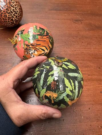 Drie leuke kerstballen plastic 2.50€ beschikbaar voor biedingen