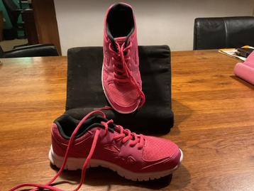 Te koop paar sportschoenen roze, maat 39 beschikbaar voor biedingen