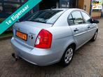 Hyundai Accent 1.4i Dynamic 97pk Sedan Airco Trekhaak 1100kg, Auto's, Hyundai, Voorwielaandrijving, Gebruikt, 4 cilinders, Origineel Nederlands