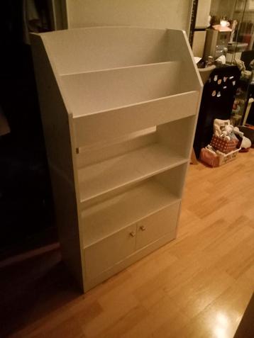 Leuk boeken/ spullen kastje  beschikbaar voor biedingen