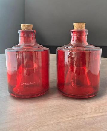 2 rode glazen flessen met hoge concave bodem. beschikbaar voor biedingen