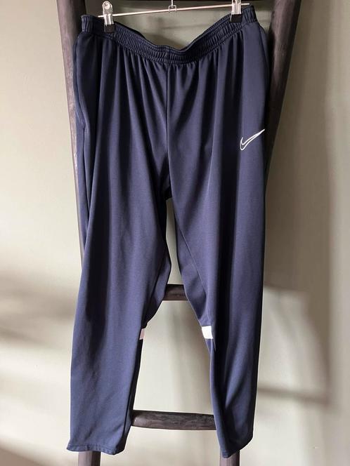 Donkerblauwe Nike trainingsbroek XL sportbroek sportkleding, Kleding | Heren, Sportkleding, Nieuw, Algemeen, Maat 56/58 (XL), Blauw