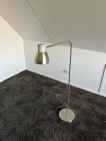 2 metalen lees lampen beschikbaar voor biedingen