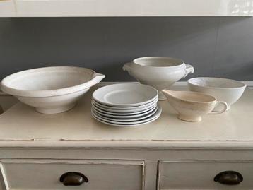 Antiek wit servies / aardewerk beschikbaar voor biedingen