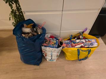 Heel veel speelgoed + grote zak met knuffels. beschikbaar voor biedingen