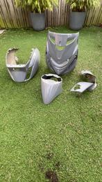 Grijze kappenset sp voorkant, Fietsen en Brommers, Brommeronderdelen | Scooters, Ophalen of Verzenden, Zo goed als nieuw, Kap