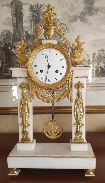 Louis XVI Kolompendule Wit Marmer beschikbaar voor biedingen