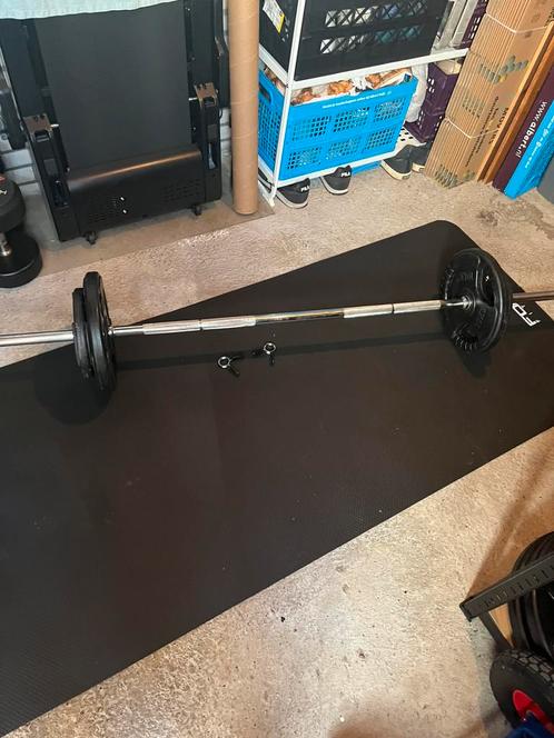 Halterstang met gewichten, Sport en Fitness, Fitnessmaterialen, Gebruikt, Halterstangen, Armen, Benen, Borst, Rug, Ophalen