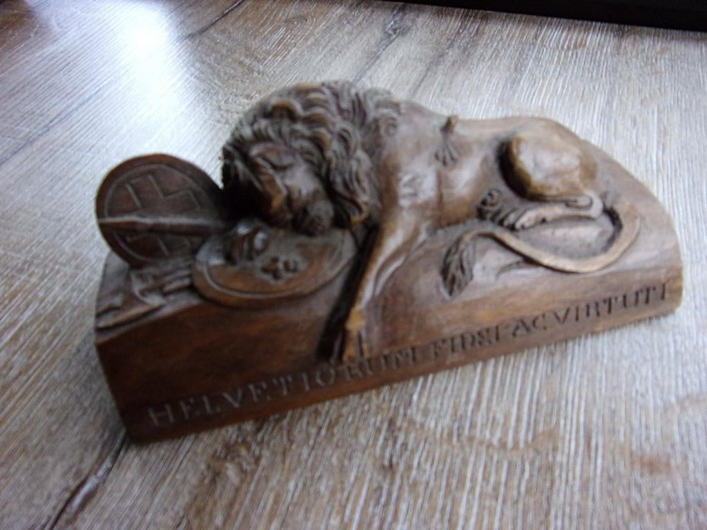 Houten Leeuw Van Luzern kruis op Schild, Ophalen