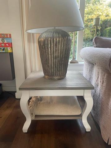 2 Houten Bijzettafels 65x65x45 cm beschikbaar voor biedingen
