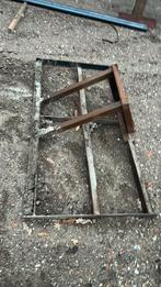 Knikmops schuifraam, Ophalen