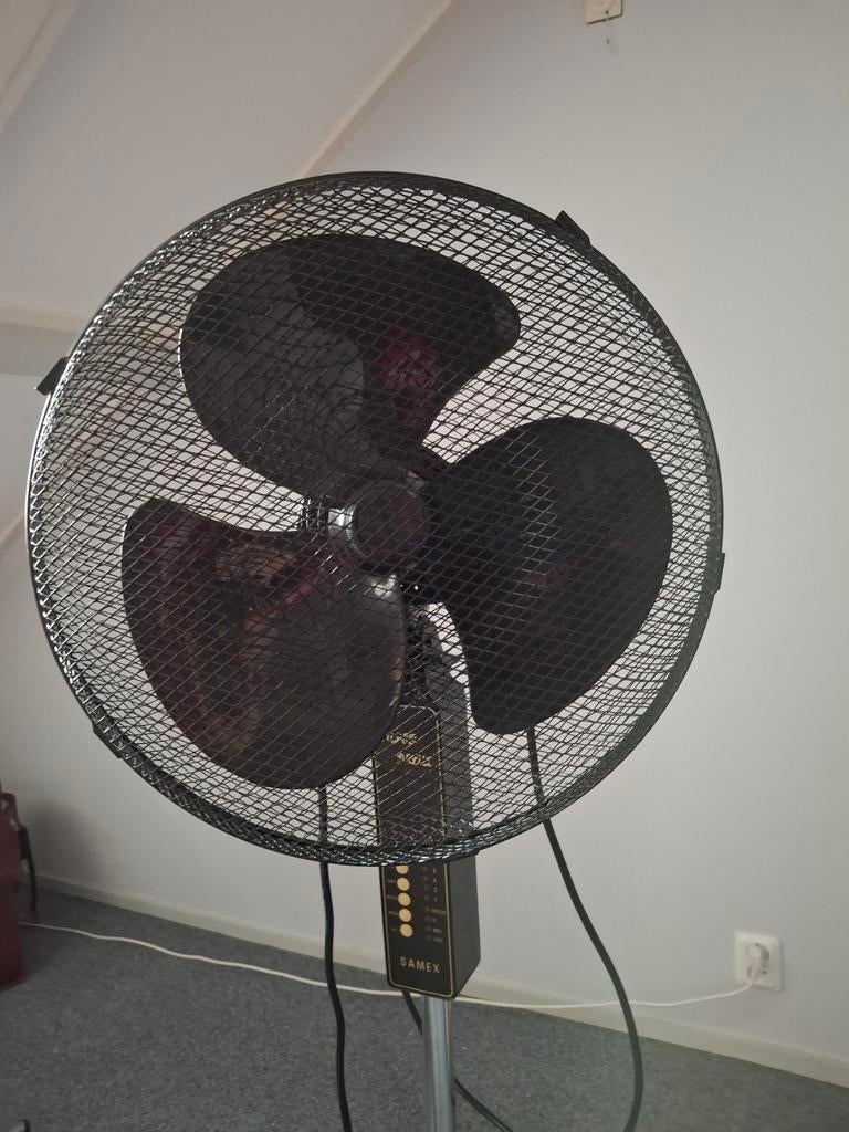 Zwarte Samex Statiefventilator - Super Delux, Witgoed en Apparatuur, Ventilatoren, Statiefventilator, Ophalen