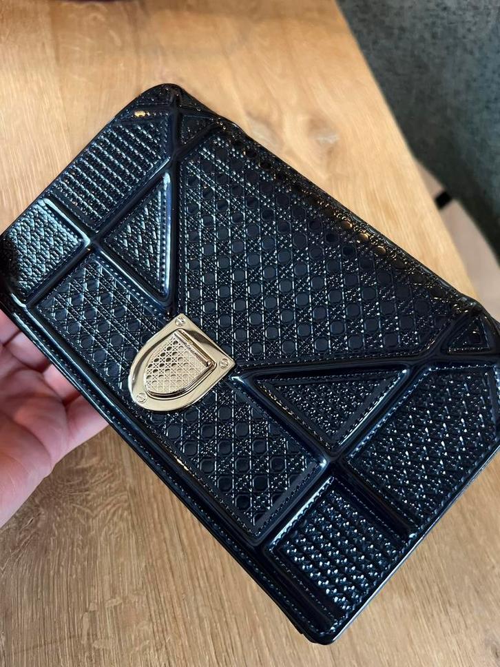 Dior wallet on chain donkerblauw lakleer diorama full set, Sieraden, Tassen en Uiterlijk, Tassen | Schoudertassen, Zo goed als nieuw