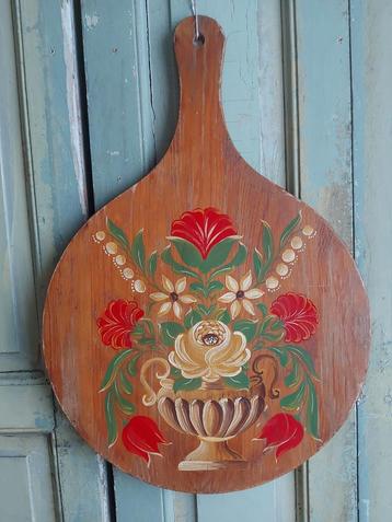 Vintage beschilderde snijplank met bloemen in vaas beschikbaar voor biedingen