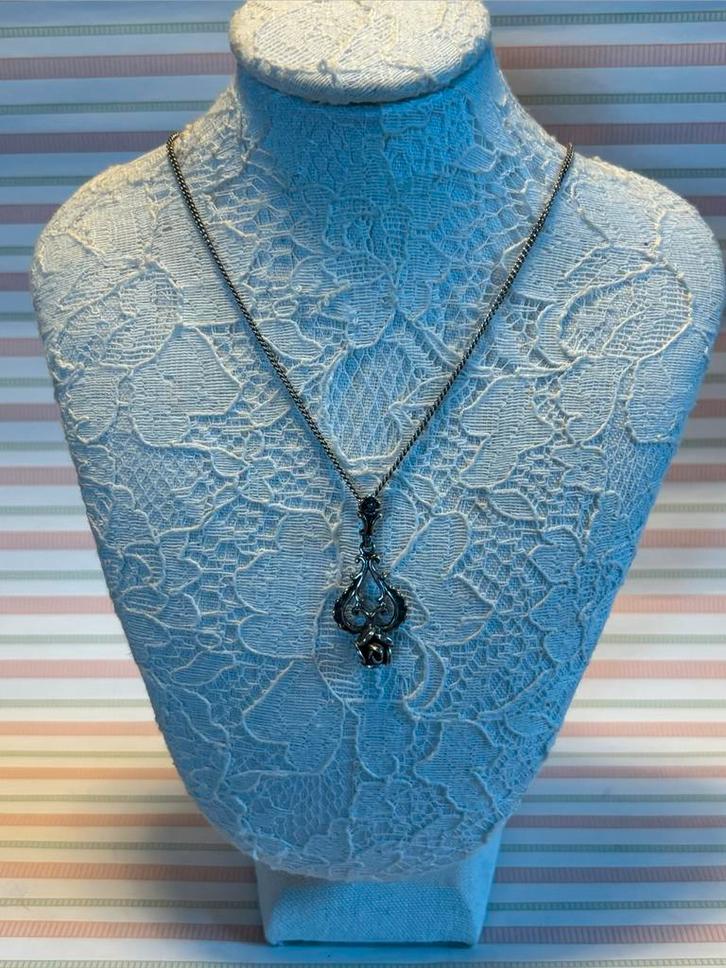 Zilveren hanger in de vorm van roos aan zilveren collier, Antiek en Kunst, Antiek | Goud en Zilver, Zilver, Ophalen of Verzenden