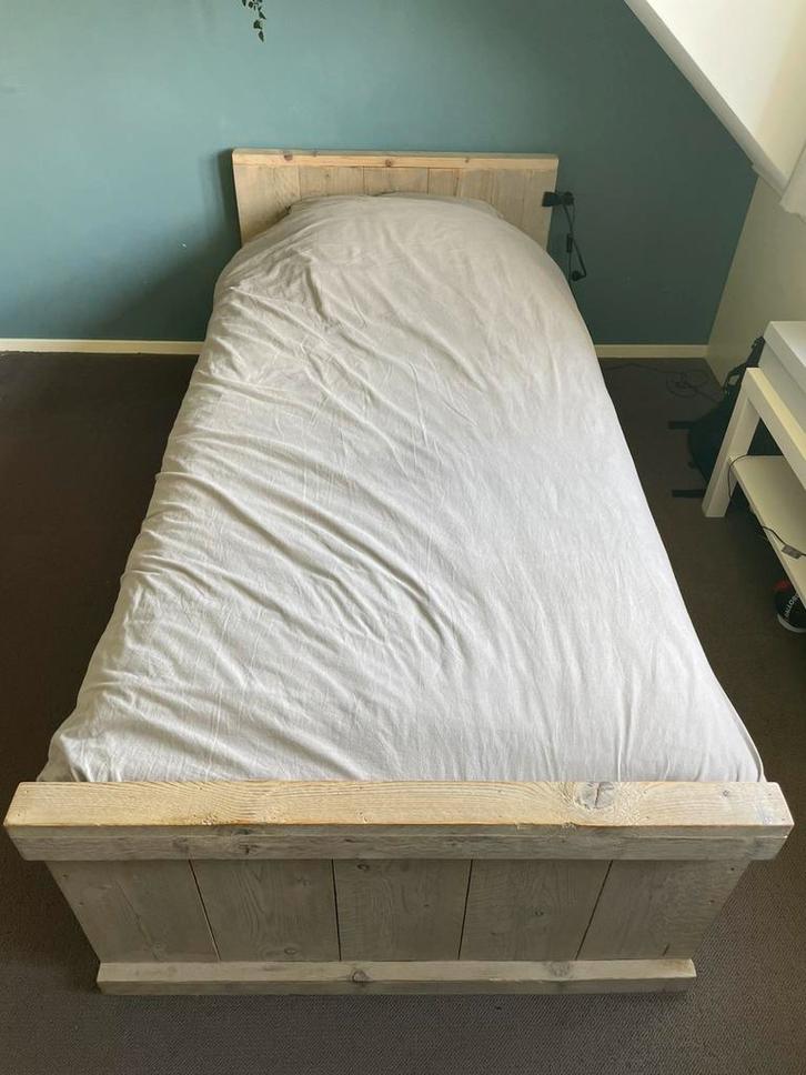 Bed van steigerhout, Huis en Inrichting, Slaapkamer | Bedden, Zo goed als nieuw, Eenpersoons, 90 cm, 200 cm, Steigerhout, Ophalen