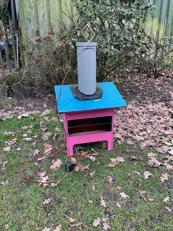 Voerautomaat voor de kippen beschikbaar voor biedingen