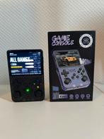 Nieuwe R36S handheld console. + Hoesje, Spelcomputers en Games, Spelcomputers | Overige, Verzenden, Nieuw