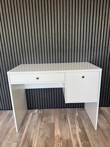 Ikea kaptafel met gouden knoppen beschikbaar voor biedingen