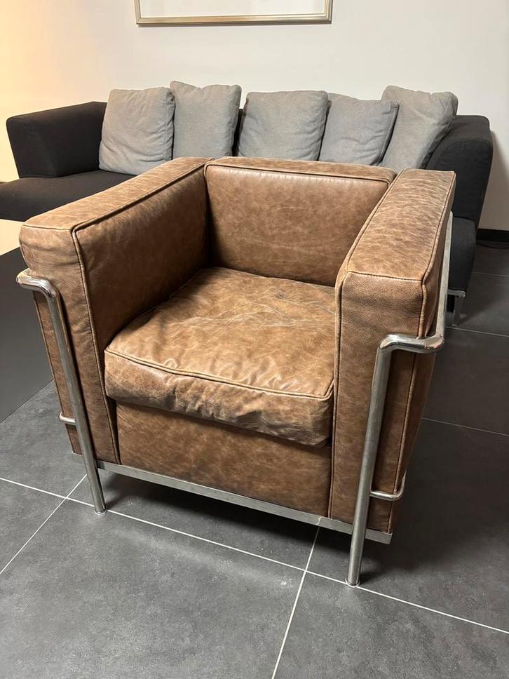Corbusier LC2 bruin leder replica (per stuk of per twee), Huis en Inrichting, Fauteuils, Zo goed als nieuw, Leer, 50 tot 75 cm